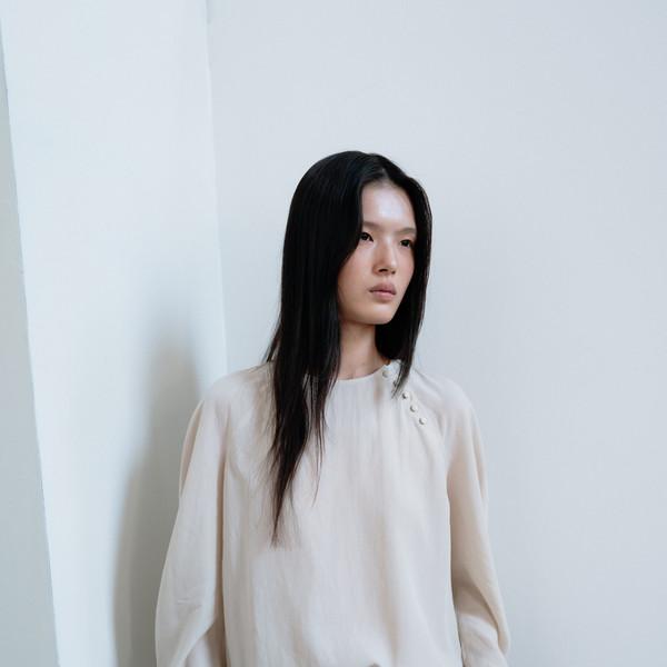 Cupro volume sleeve blouse (light beige / gray / black)