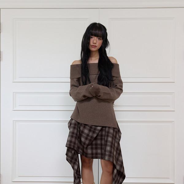 FOLDED OFF-SHOULDER KNIT - BROWN