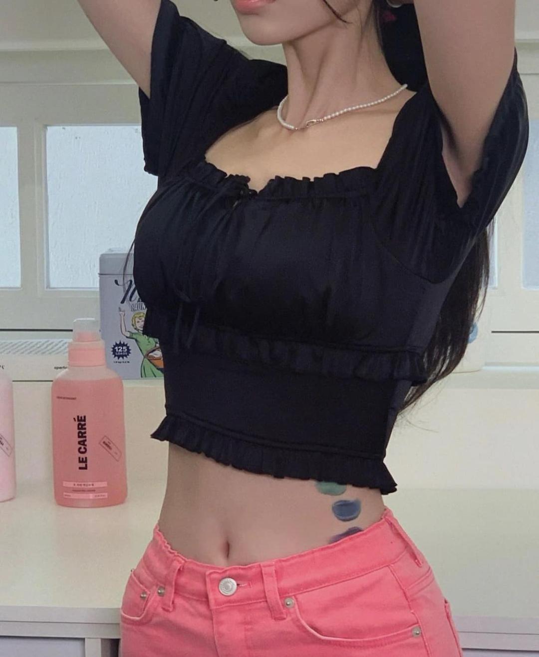 페일제이드 퍼프 새틴 반팔 블라우스 블랙 | 후루츠패밀리