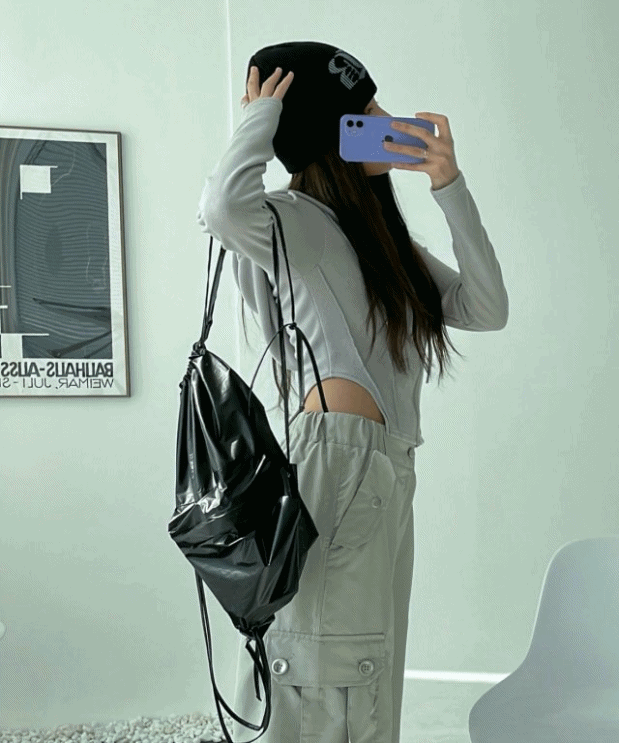 글로시 메탈 포켓 스트링 루즈 백팩 실버백