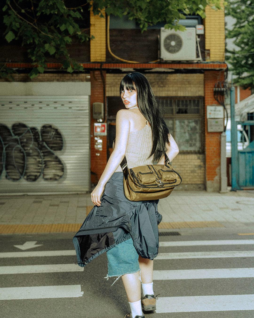 On&Off Messenger Bag in Shiny Military