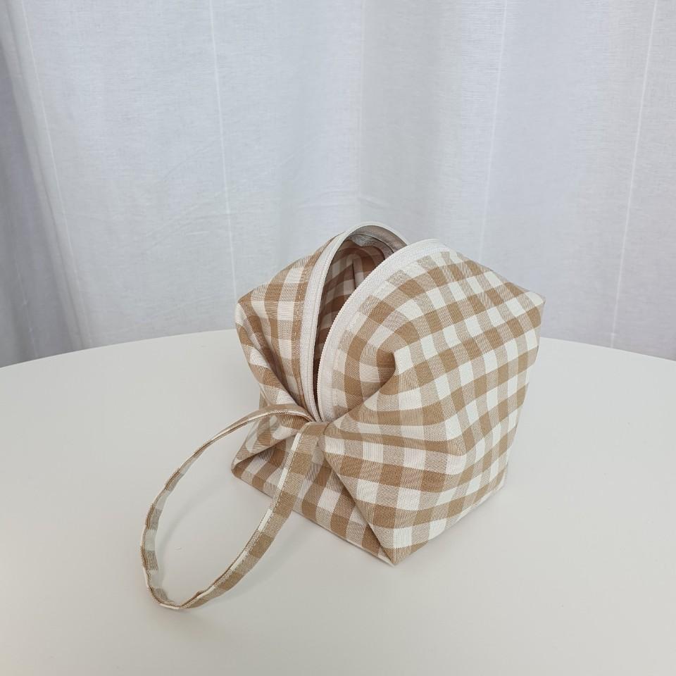 [어나덜아이] 베이지 체크 콩파우치