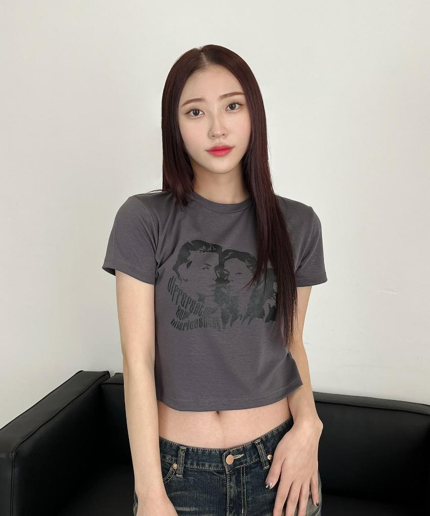 쓰리우먼즈 세미 크롭티 차콜