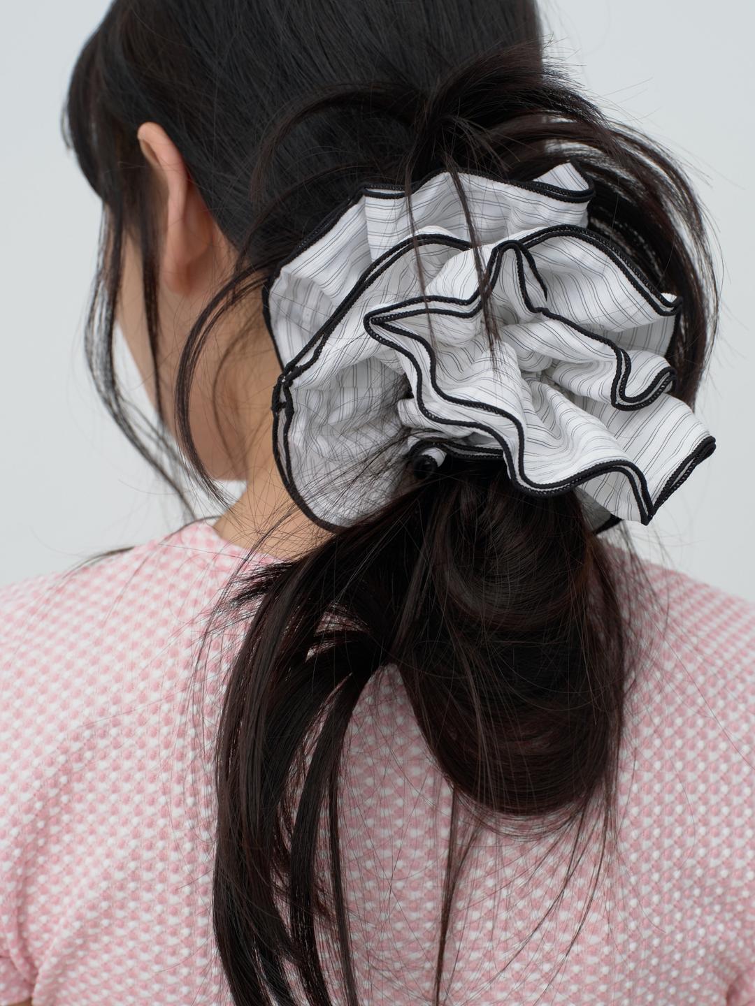 CAROL PUFF SCRUNCHIE IN WHITE / SILVER