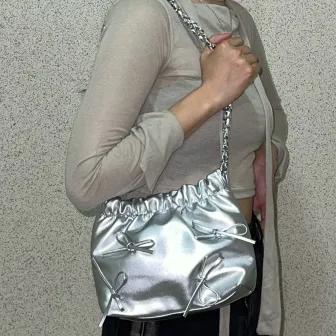 리본 체인 버킷백 (발레코어 복조리 복주머니 데이트 숄더 클러치 미니 미들 글로시 메탈 은색 레더 레자 비건 가죽 에나멜 캐주얼 스트릿 대학생 파우치 클러치 포인트 펑크룩 아이돌룩