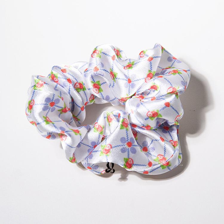 HUGGINGOAT | CHECKERED SCRUNCHIE
