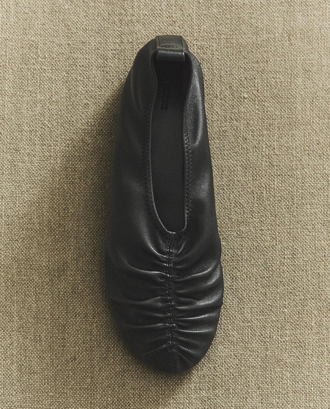 플리츠 가죽 플랫슈즈