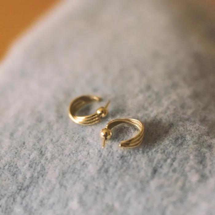 Dea Croissant Earring (Classic Gold)