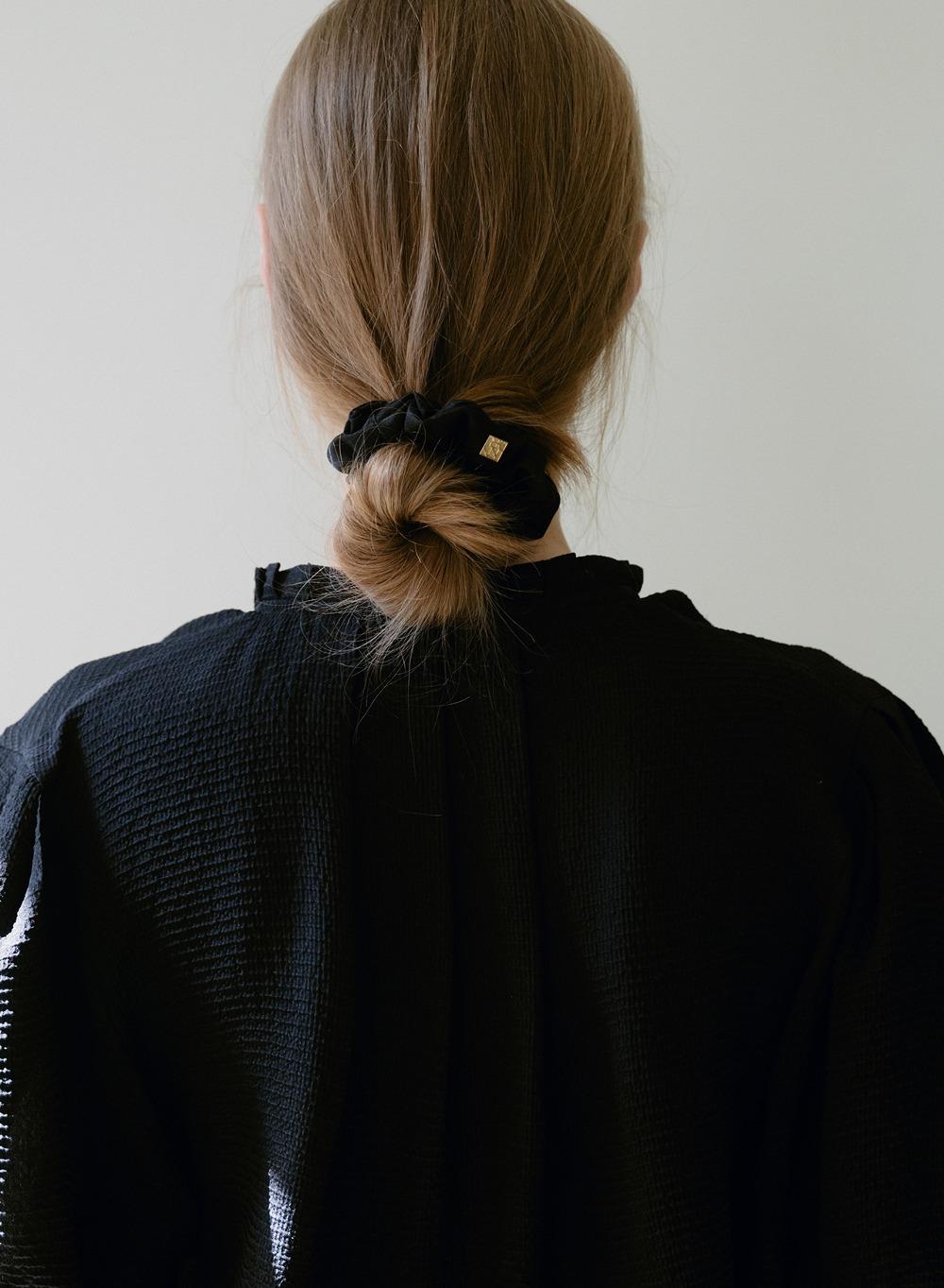 RESORT23 Silk Scrunchie Black (S)