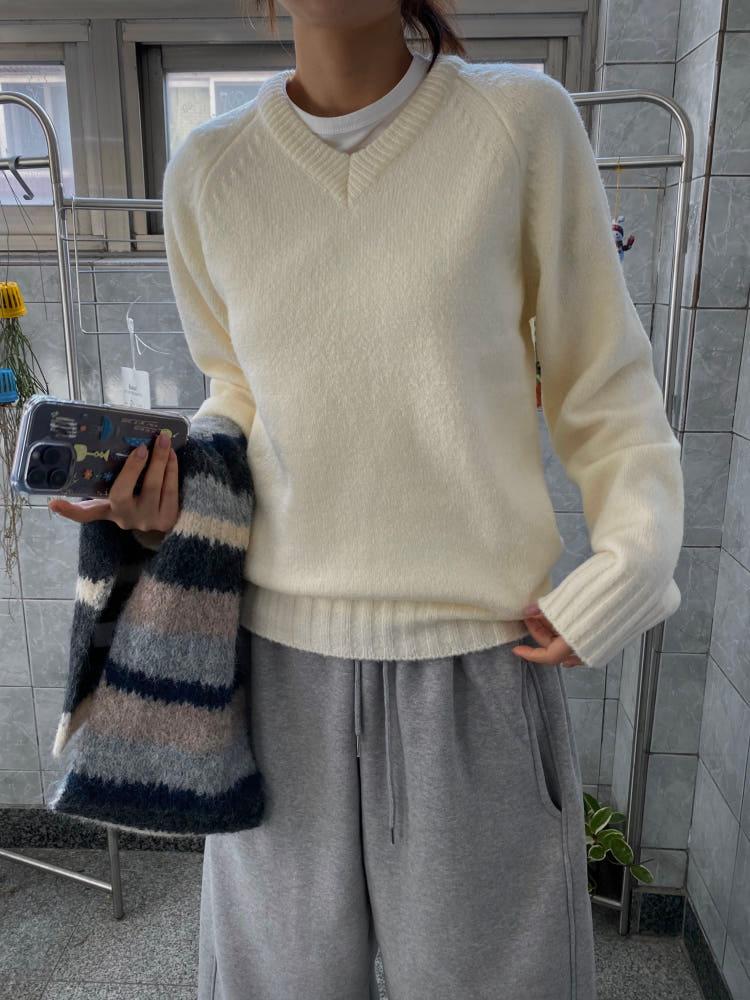 문즈 더블립 브이넥 니트 / 4 Color