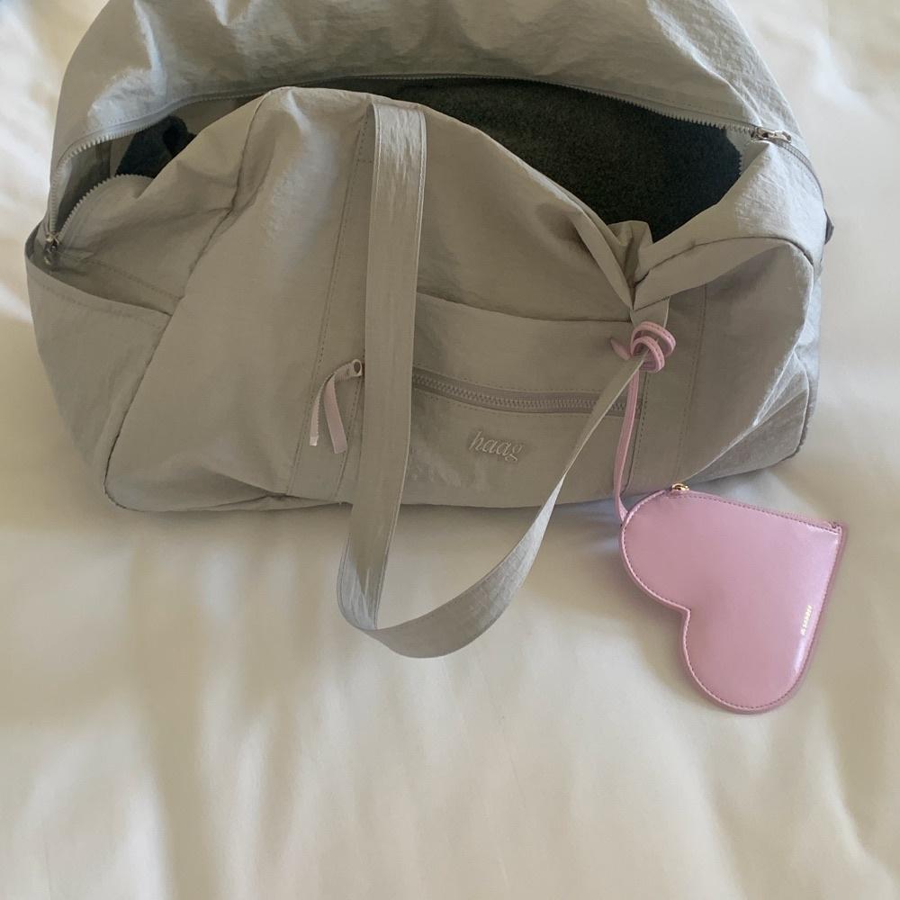 a duffel bag (silver)