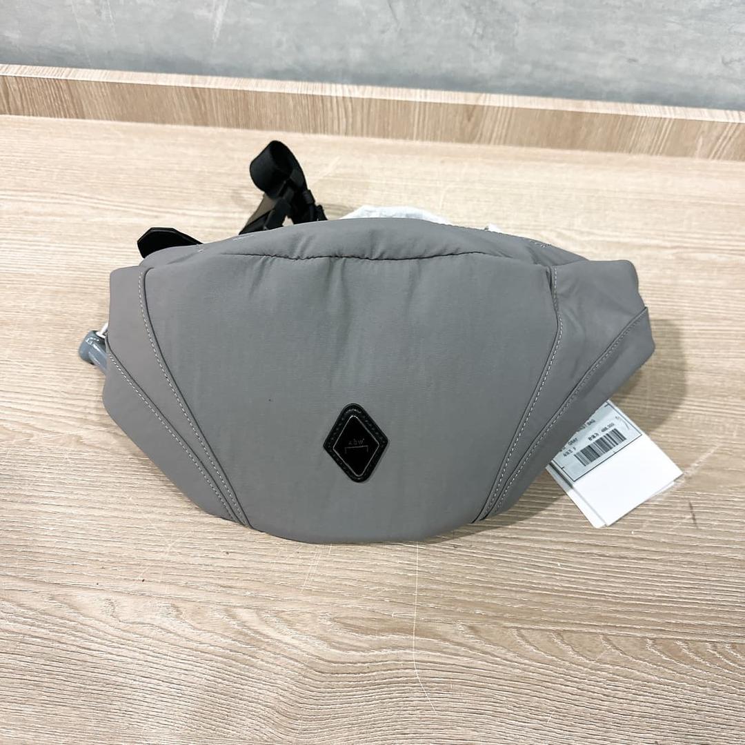 어콜드월 남녀공용 그레이 뱃지 로고 힙색 슬링백 | 후루츠패밀리