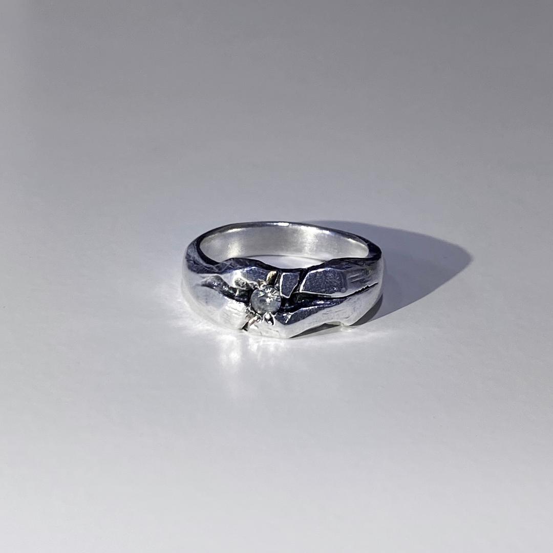 Crack sapphire ring