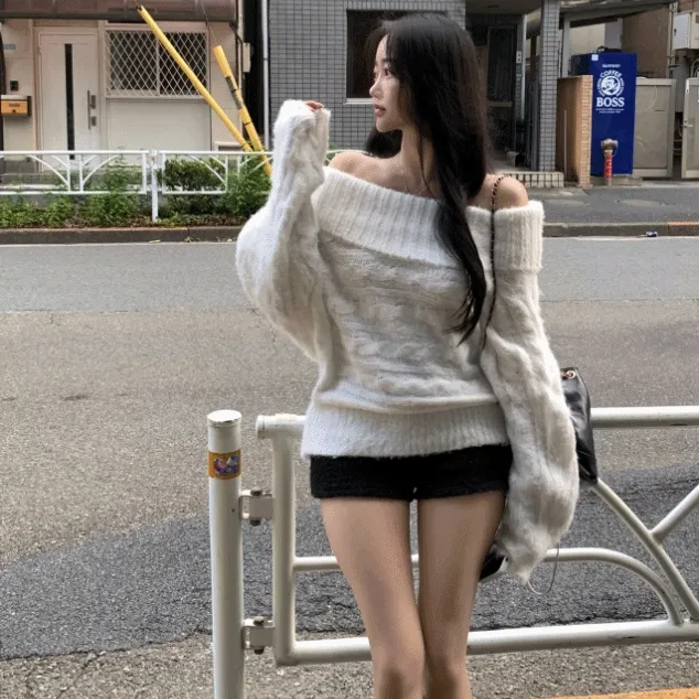 노란끼x [폭닥보들💭/흐르는핏*] 앙고라 꽈배기 오프숄더 크림 니트 크리스마스룩 연말룩