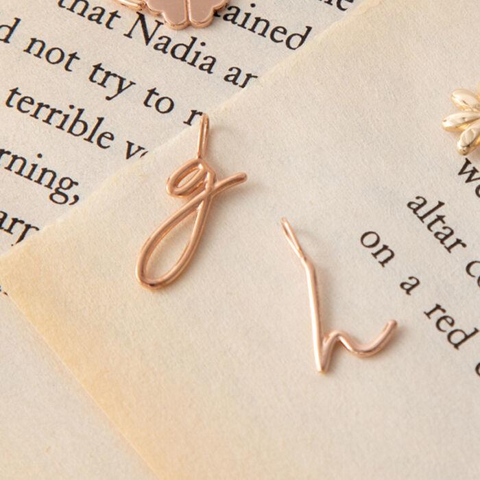 14K 알파벳 필기체 펜던트_JAIPV03FA