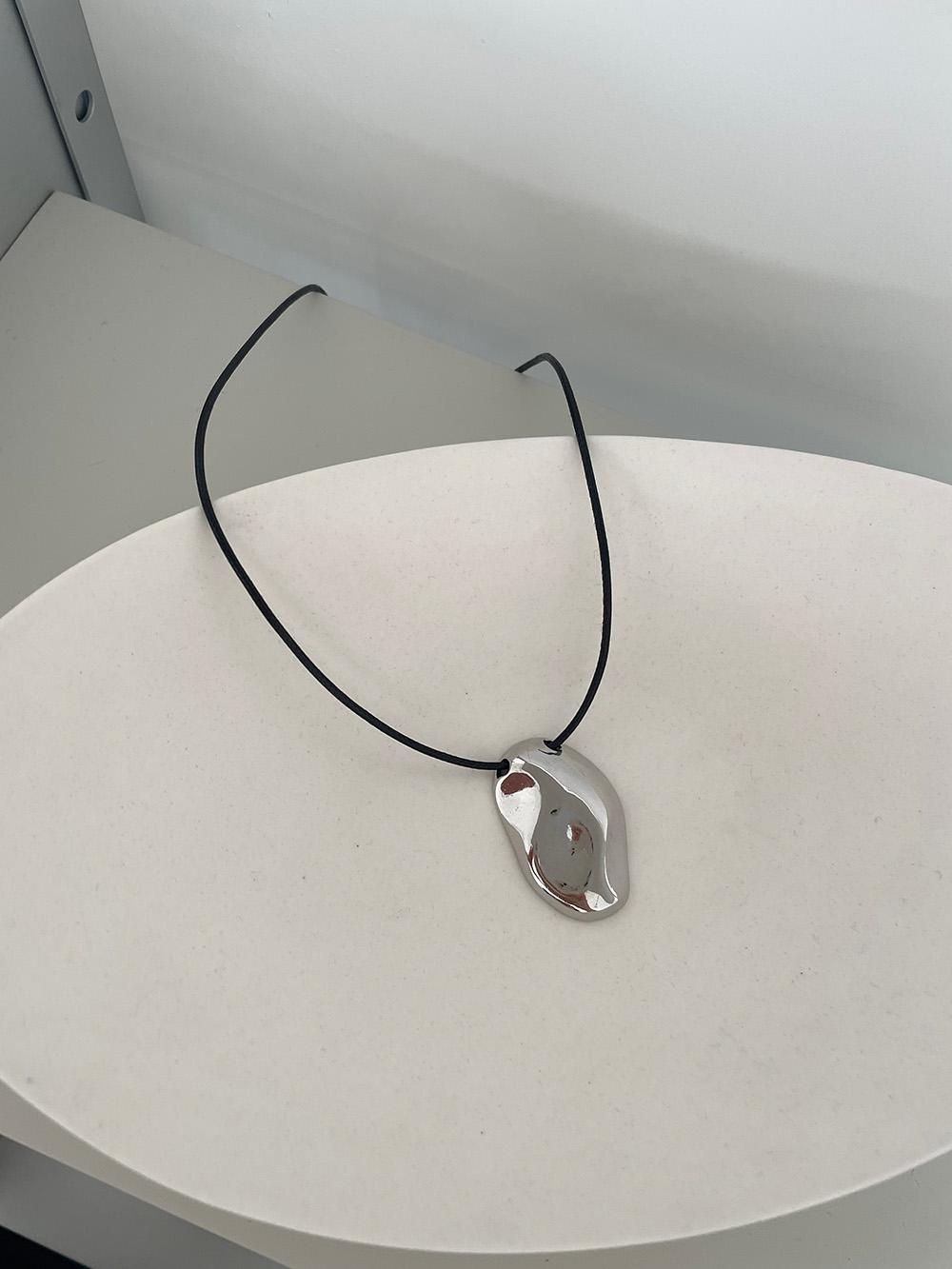 WAVE OVAL NECKLACE