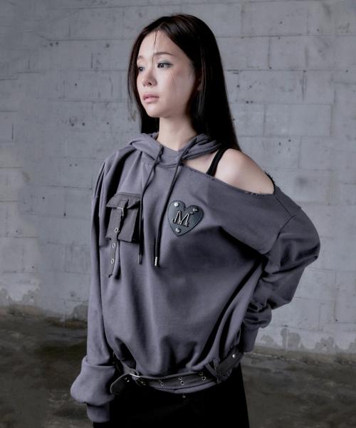 카엔 메탈 로고 컷아웃 원 숄더 후드 티