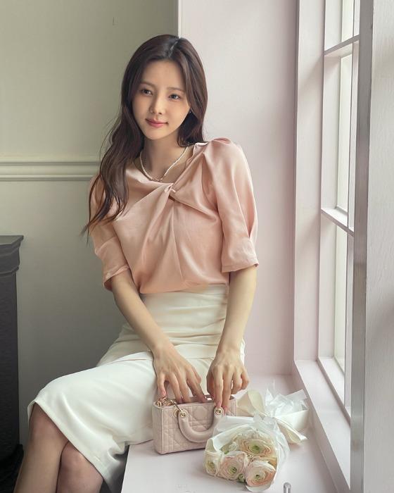 케론 꼬임 퍼프 블라우스