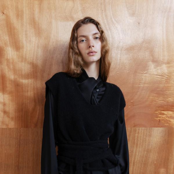 ALPACA BLEND BOLD TIE KNIT VEST - BLACK