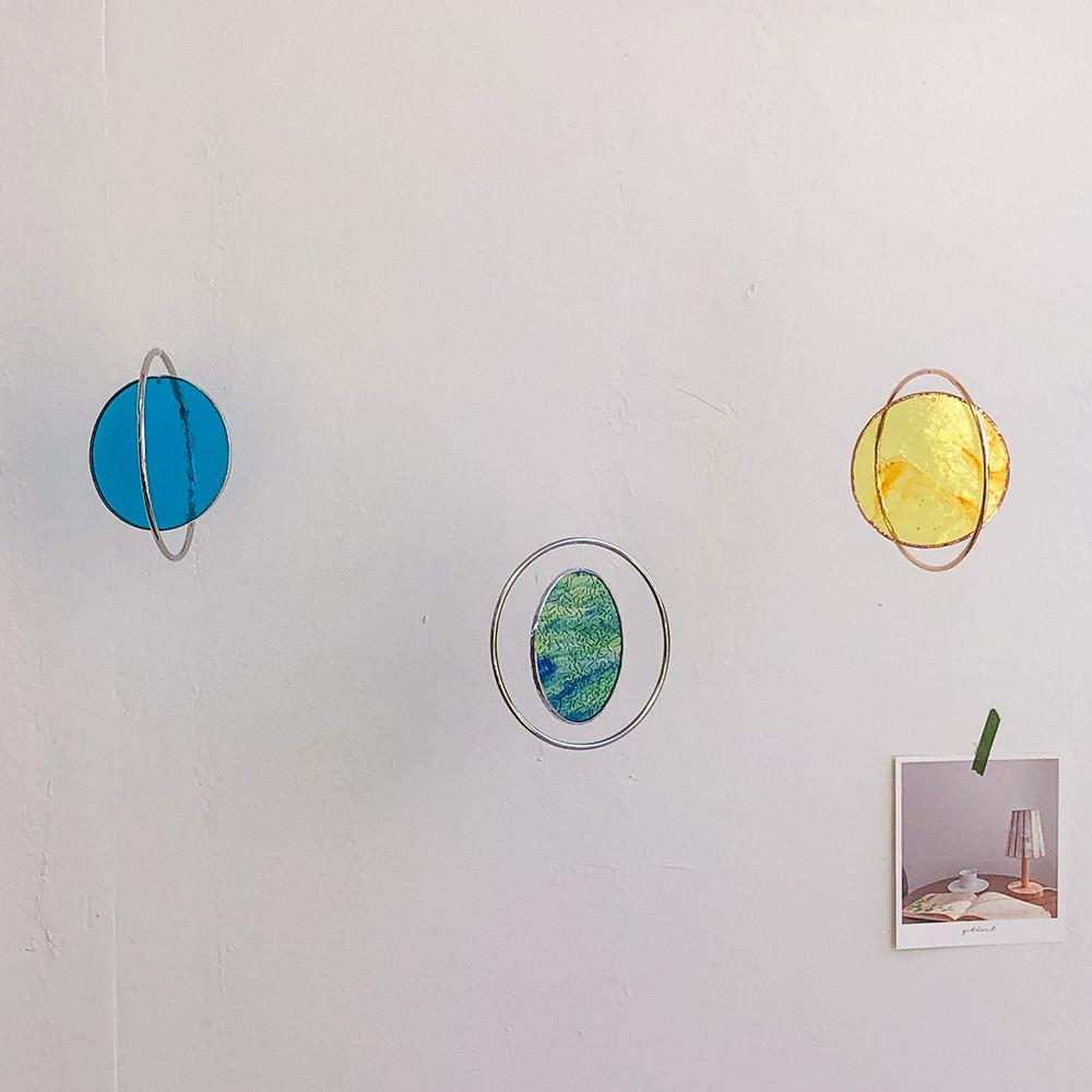 [ 깃들 스테인드글라스 ] 우주별 행성 썬캐쳐, 인테리어 모빌 (투명 유리) 푸른달 지구별 정오의빛