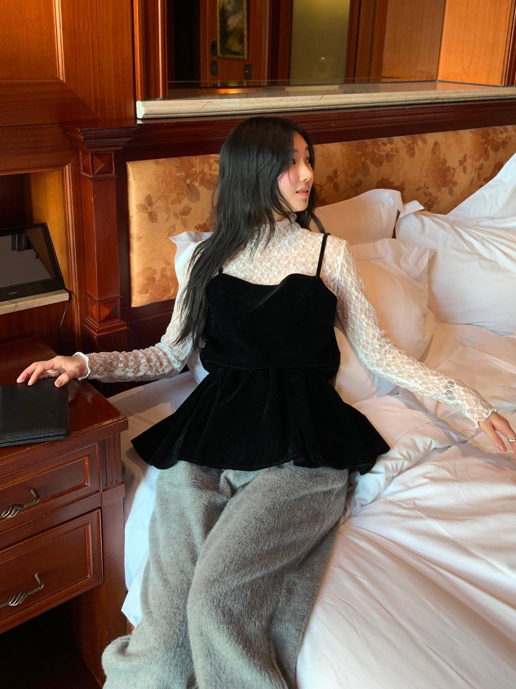 DA. Blurry Floral Lace Tee