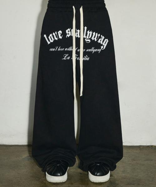 크롬 레터링 메가 커브드핏 스웨트 팬츠[블랙]