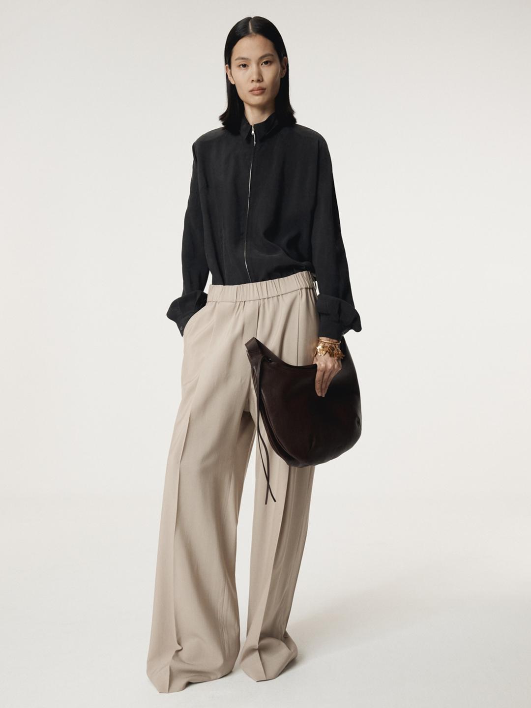 COLLAR DETAIL FLUID ZIP BLOUSE (BLACK)