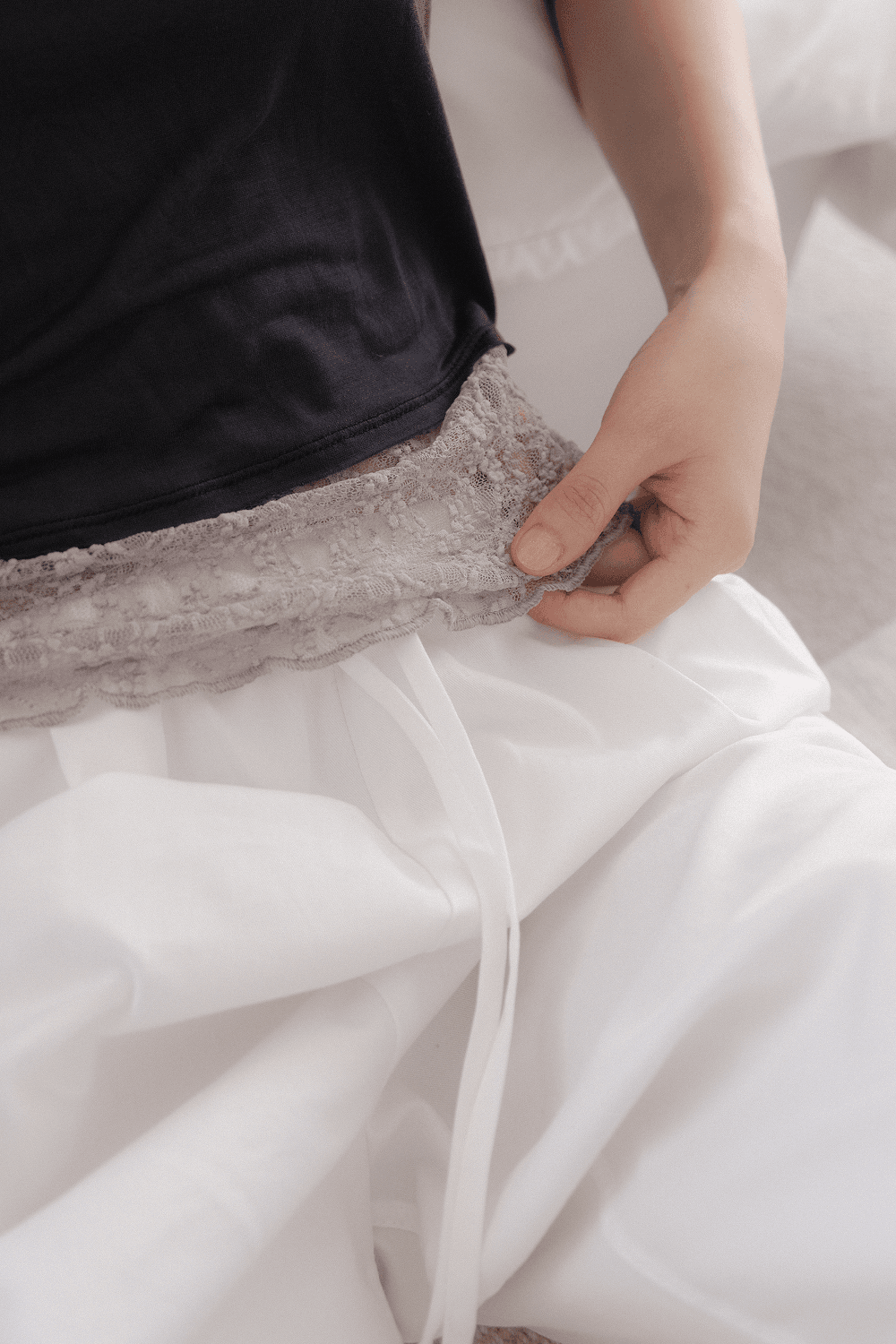 르보네어 [made] 블러쉬 레이스 홀터 나시 ns (2color)