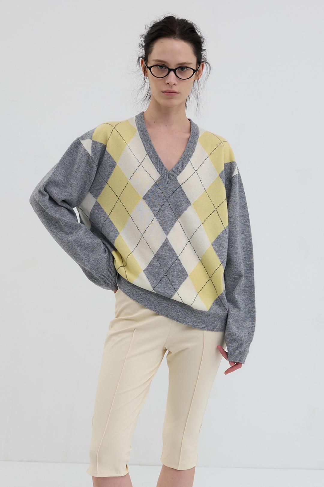 [4/09 PRE-ORDER] CLASSIC ARGYLE V-NECK KNIT_LEMON/GREY
