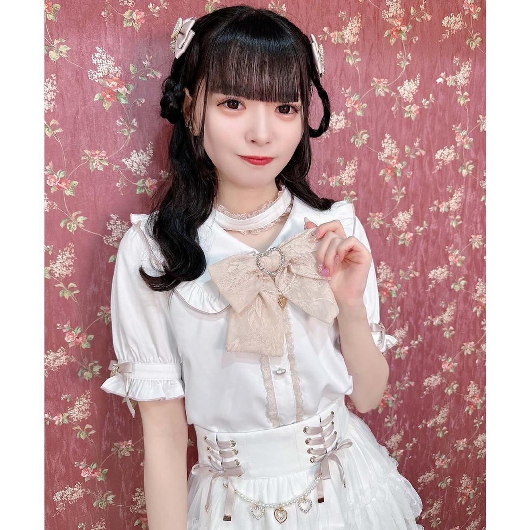 パールチェーンリボンブローチ付ブラウス （ホワイト）