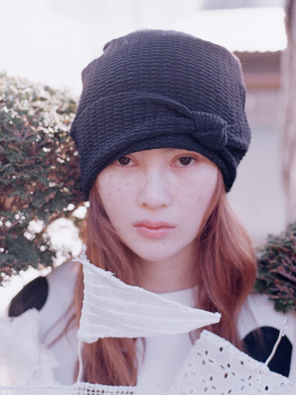 TIE KNIT BEANIE IN BLACK