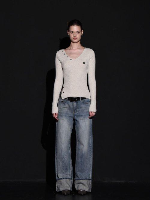 BUTTON V-NECK SLIT KNIT, OATMEAL