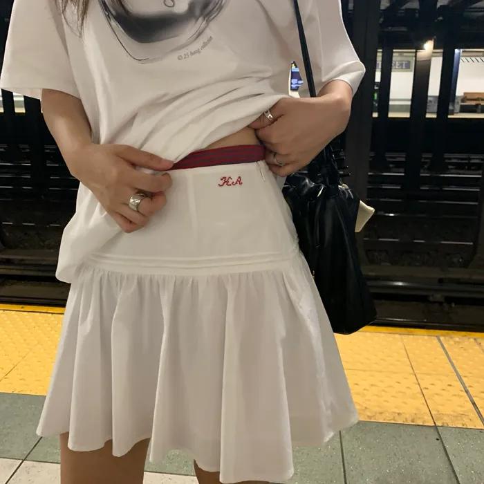 a lacy skirt (white)