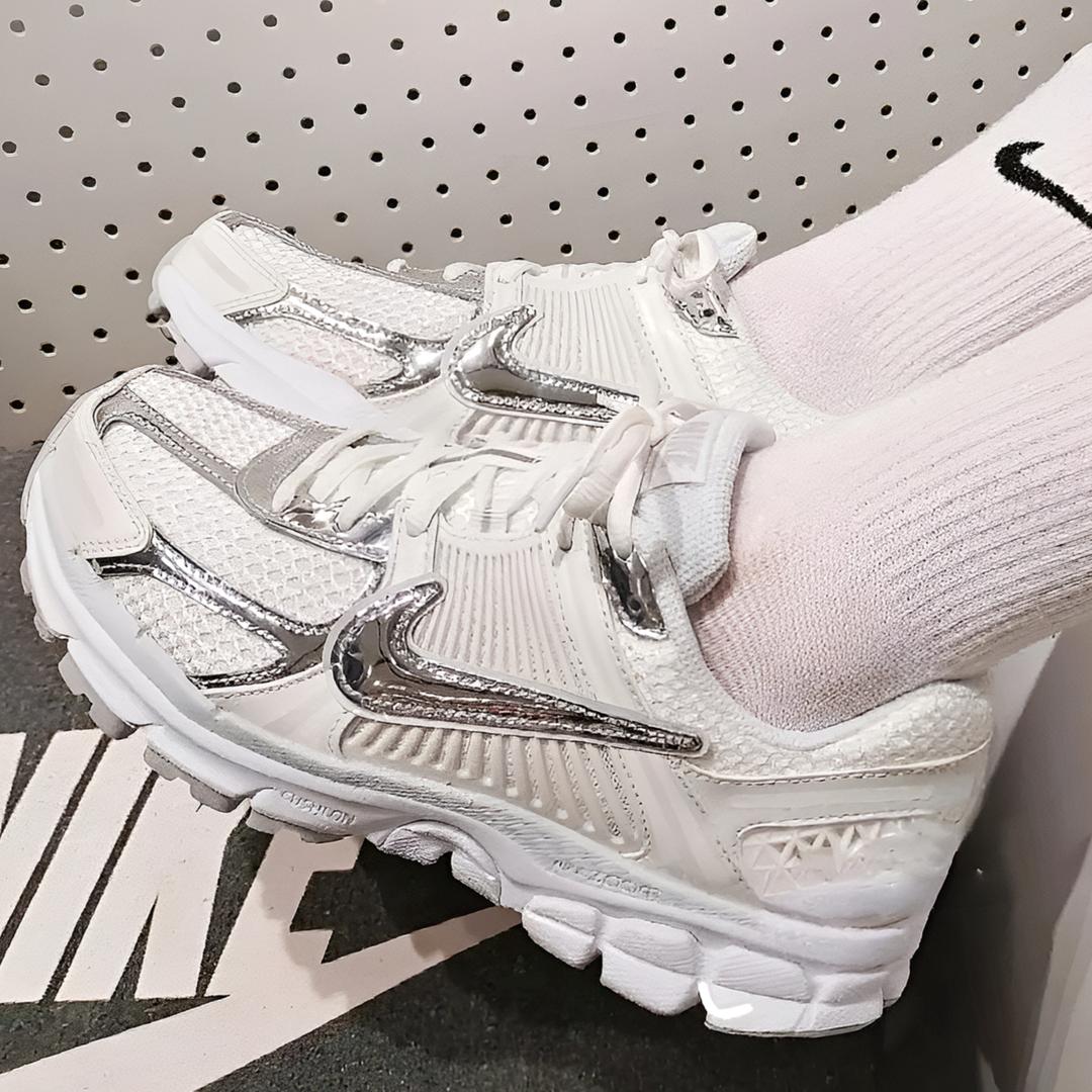 나이키 줌 보메로5 서밋 화이트 퓨어 플래티넘 메탈릭 실버 HF7723-100