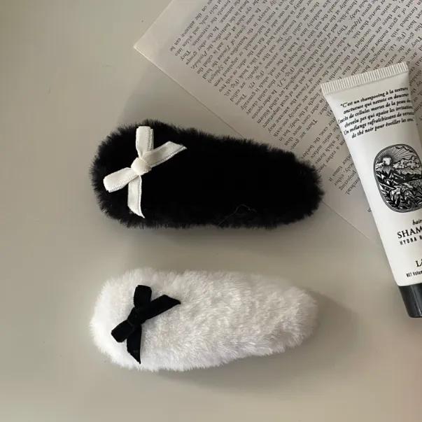 [당일출고/2color]핸드메이드 리본 발레코어 헤어핀 페이크퍼 겨울 털 포인트 머리핀 머리삔 행사 블랙 화이트
