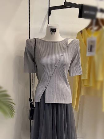 나인 (T-6851)HEBA BUTTON CUTOUT KNIT