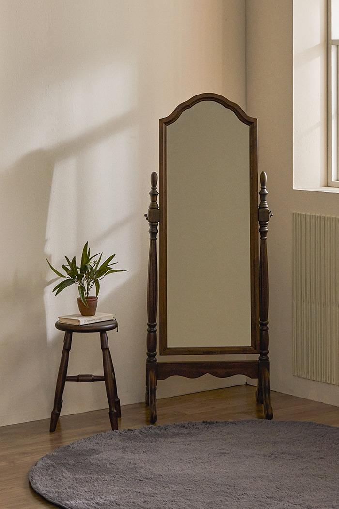 MILLIE'S MIRROR