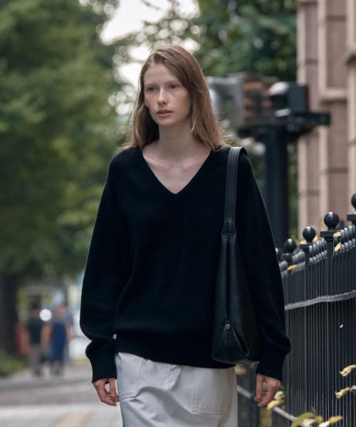 SIKN2156 울 블렌드 루즈 브이넥 니트_Black