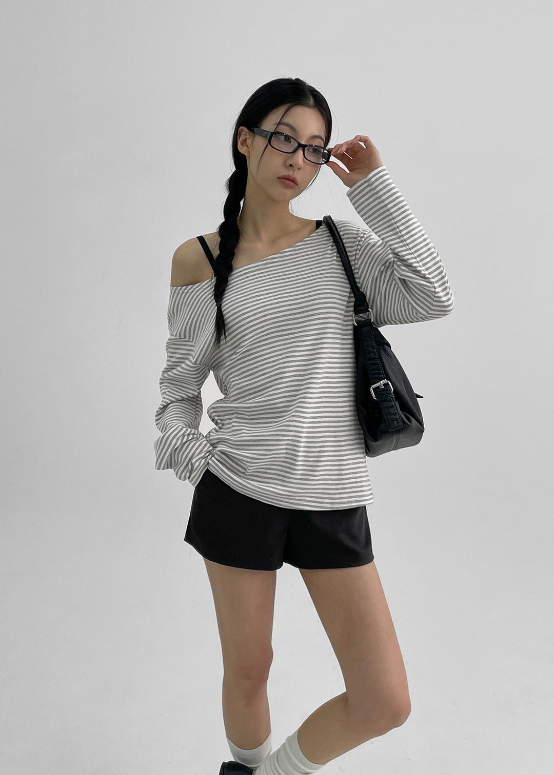 블랙업 [✨봄신상]엘시아 스트라이프 루즈핏 오프숄더 긴팔티