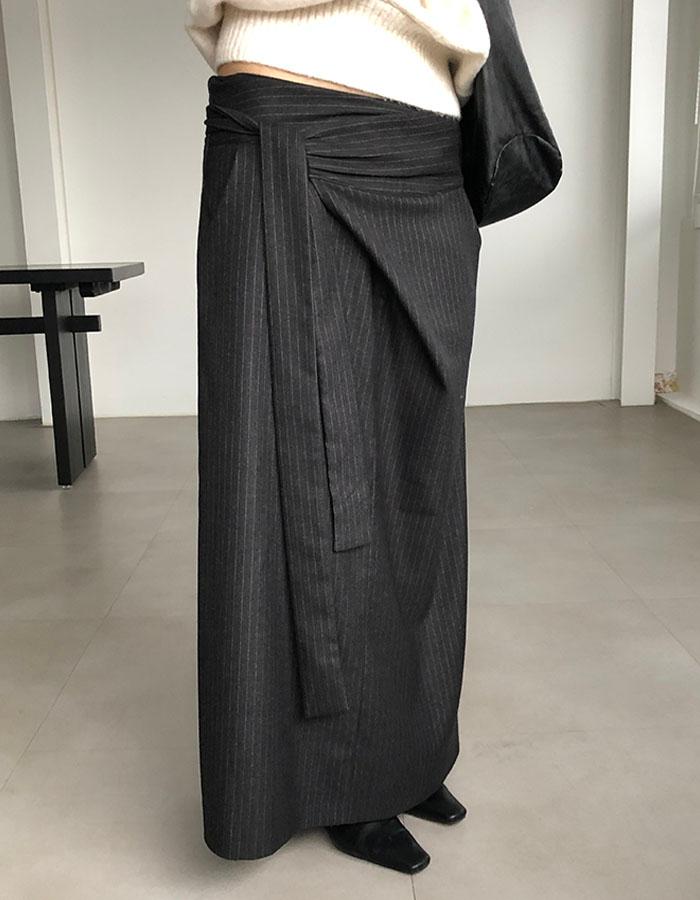 유어즈 Moss Pinstripe Wrap Skirt 모스 핀스트라이프 랩 스커트