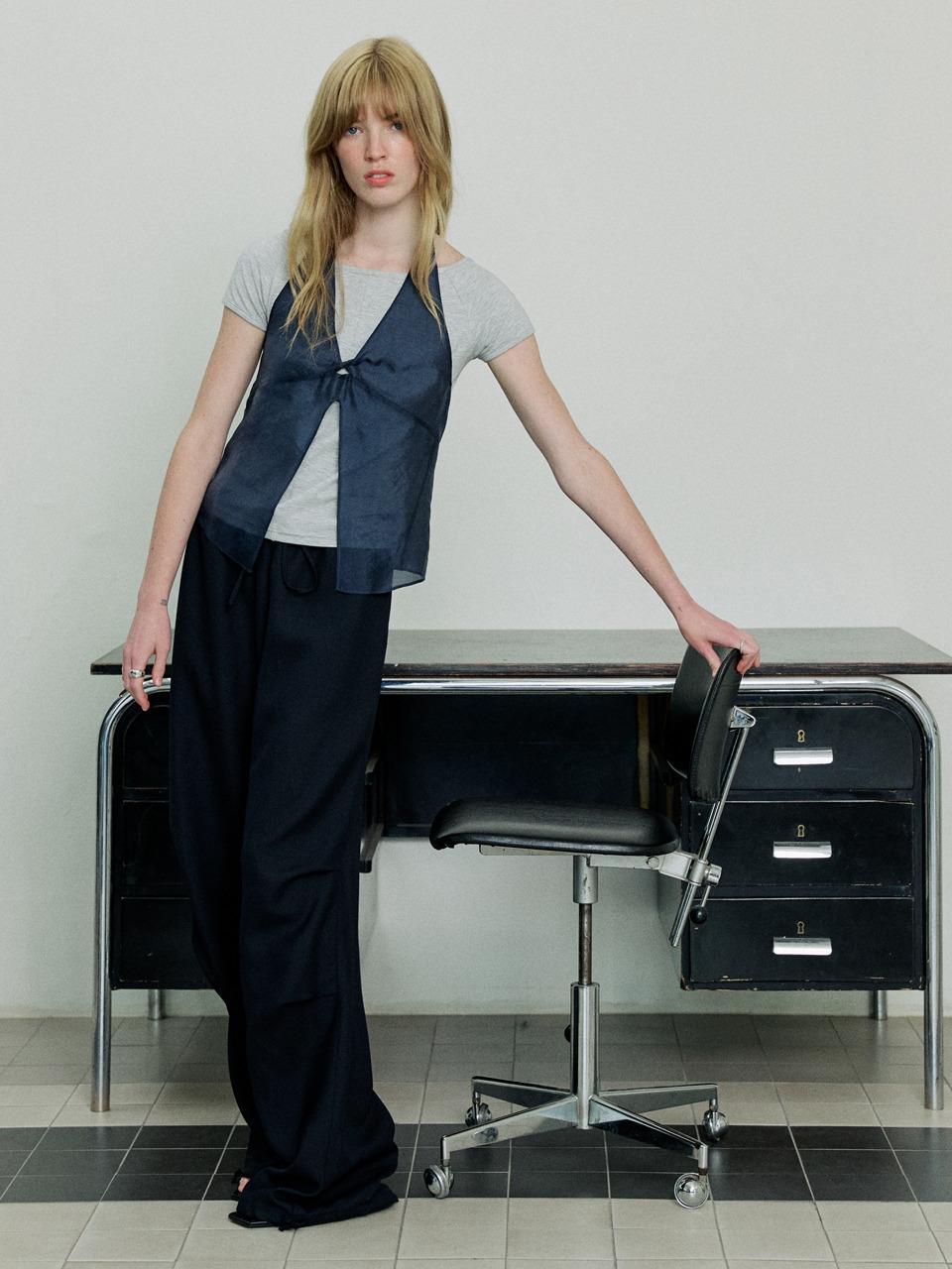 [연휴25%쿠폰]CO SHEER HALTER SLEEVELESS TOP_NAVY