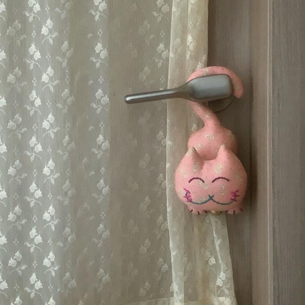 다녀왔어 문고리 고양이