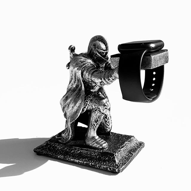 "주인님! 충전 완료되었습니다" 중세기사 애플워치 충전독 거치대