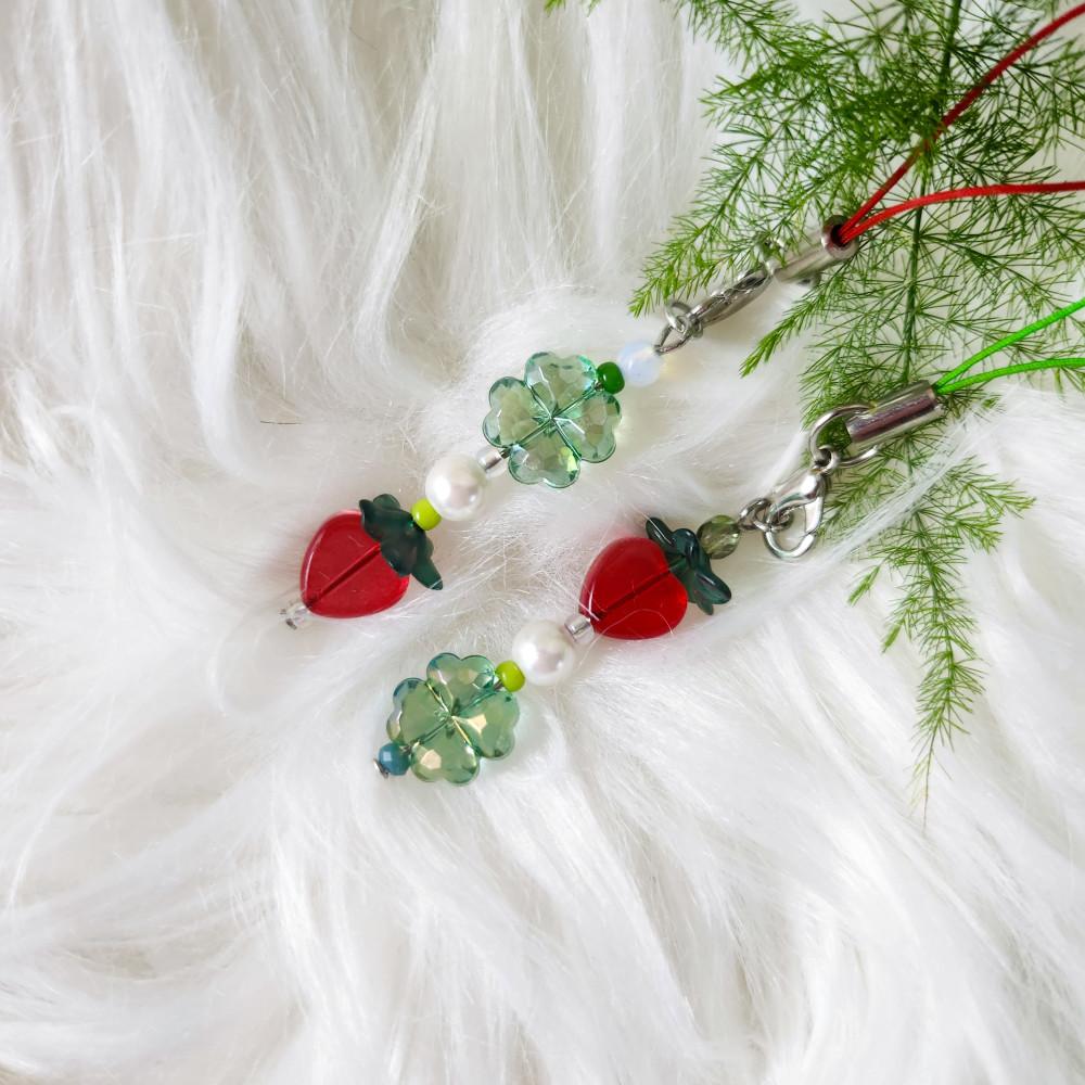 [SCENE 07 TAKE 22 들판] 하트 딸기 네잎 클로버 키링 귀여운 비즈 우정 선물