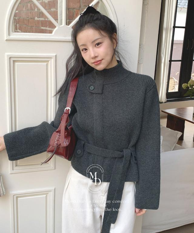 모노데일리 [#.무채색] [#.New Arrival] 레모 버튼 하이넥 니트 (입고지연 12/24 이후 순차 발송)