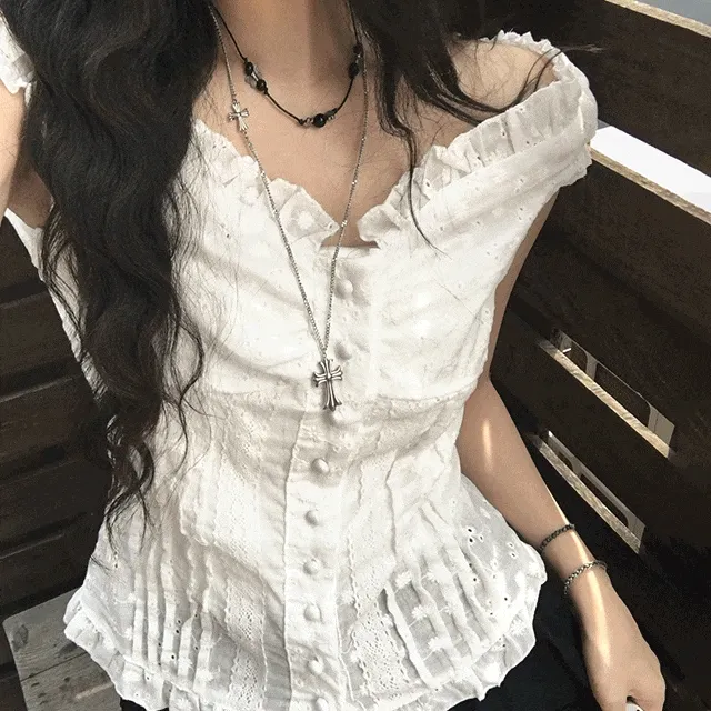 [잘록핏/인생샷🖤] 걸스 펀칭 프릴 콩단추 플라워 레이스 발레코어 보트 오프 나시 반팔 블라우스 onecolor