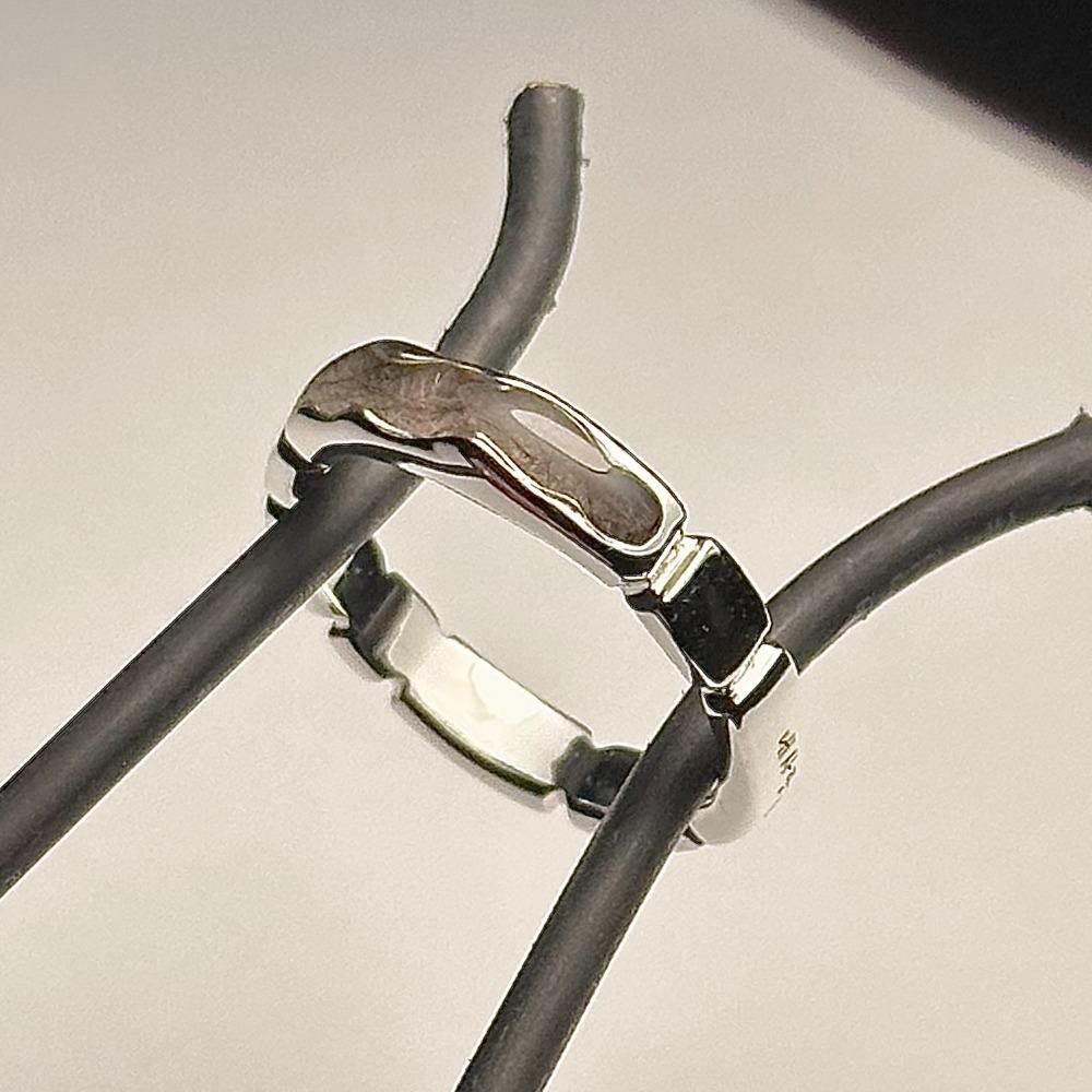 a Brick wall [벽돌.담벼락] Ring