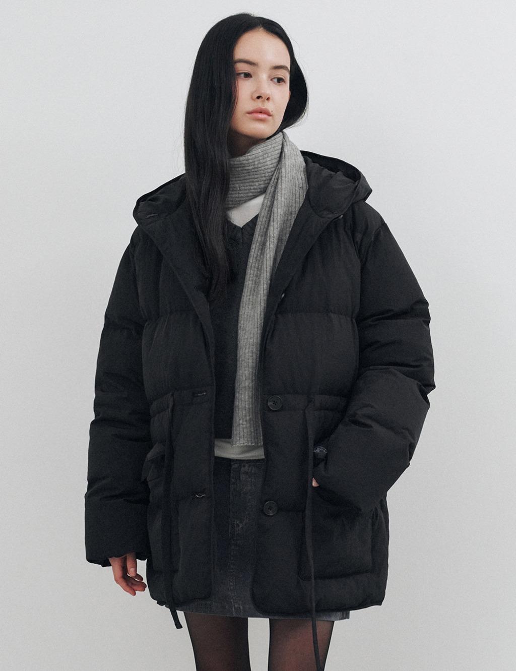 [1/7 예약배송] 덕 다운 스트링 벨티드 하프 패딩 블랙 MDJP025BLACK