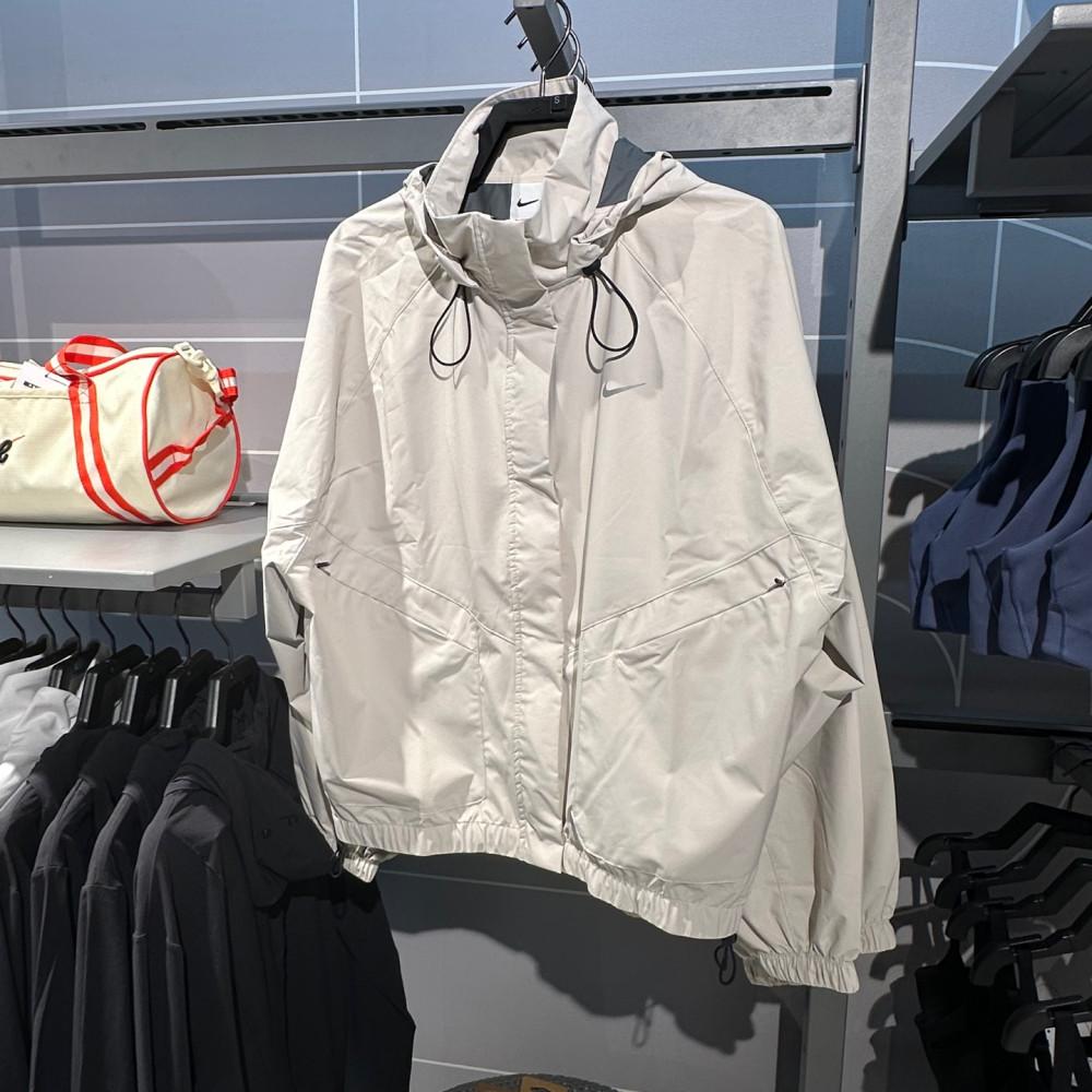 [국내매장] 나이키 스톰 핏 스위프트 우먼스 러닝 재킷 화이트 FB7493-104