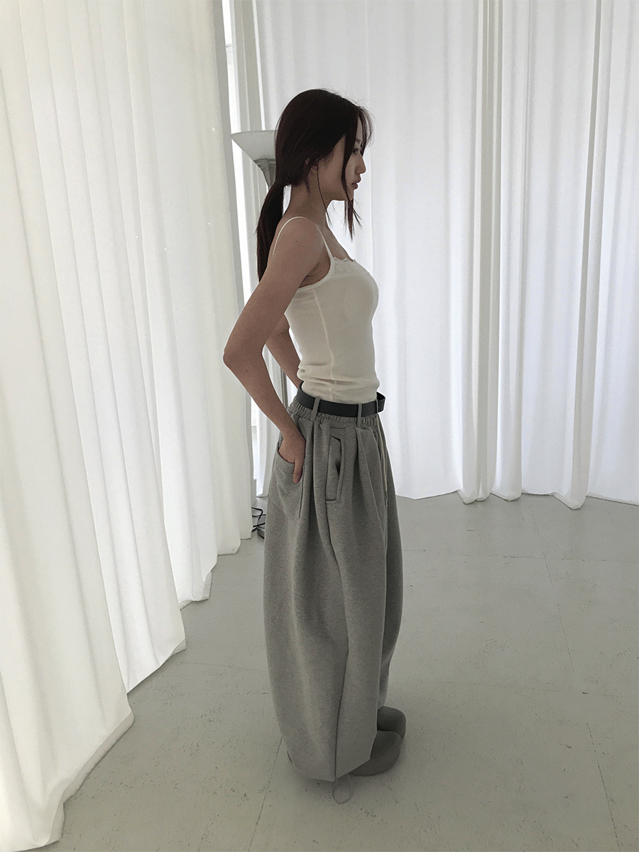 One-tuck ballon sweat pants